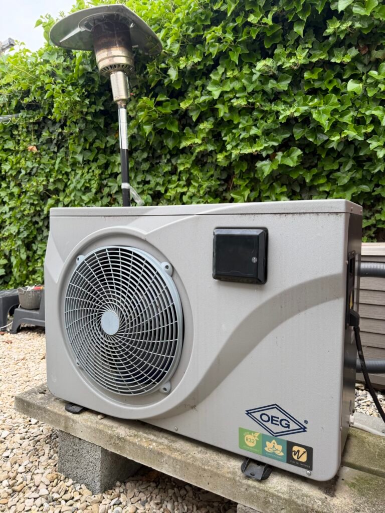 🌊 Entretien d'une pompe à chaleur Air/Eau de piscine : un geste essentiel pour préserver les performances ! img 3841