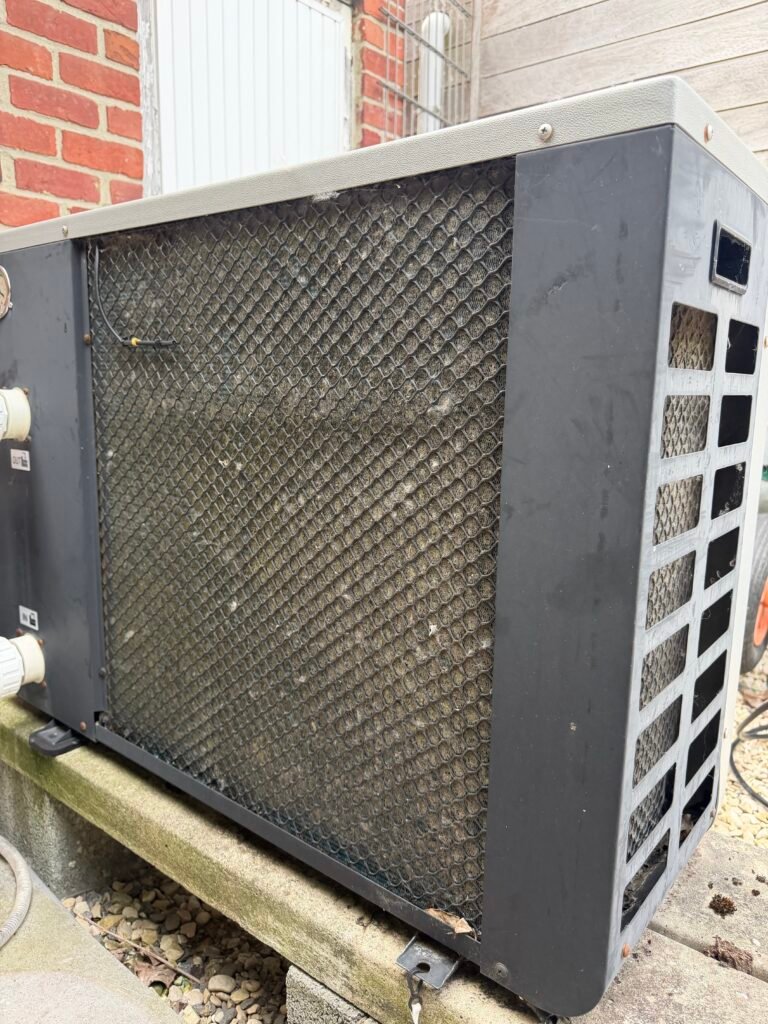 🌊 Entretien d'une pompe à chaleur Air/Eau de piscine : un geste essentiel pour préserver les performances ! img 3842