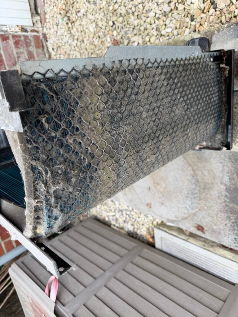 🌊 Entretien d'une pompe à chaleur Air/Eau de piscine : un geste essentiel pour préserver les performances ! img 3846