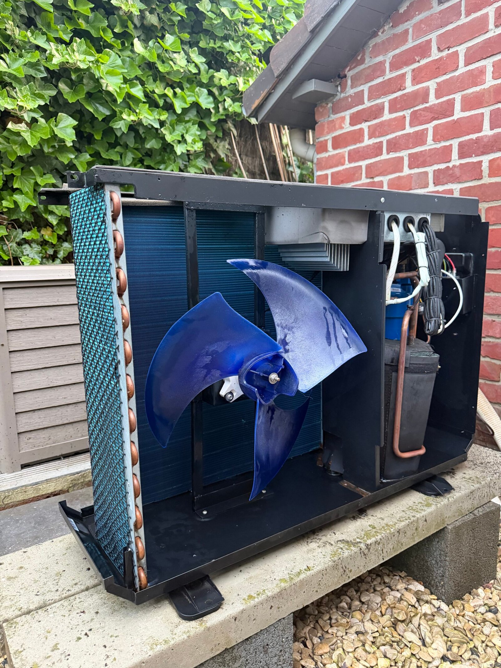 🌊 Entretien d&rsquo;une pompe à chaleur Air/Eau de piscine : un geste essentiel pour préserver les performances !
