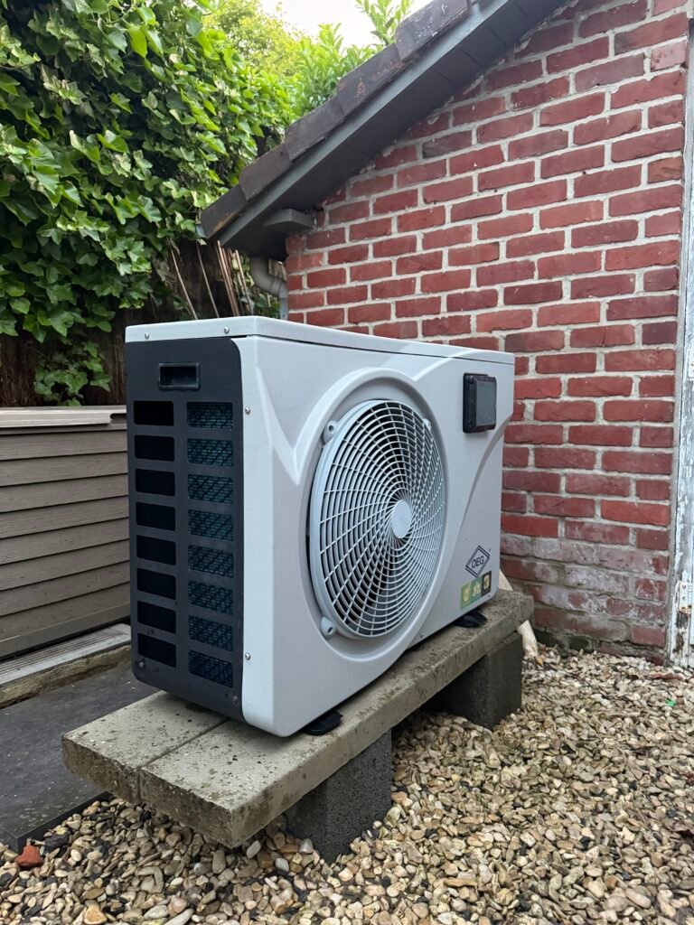 🌊 Entretien d'une pompe à chaleur Air/Eau de piscine : un geste essentiel pour préserver les performances ! img 3853